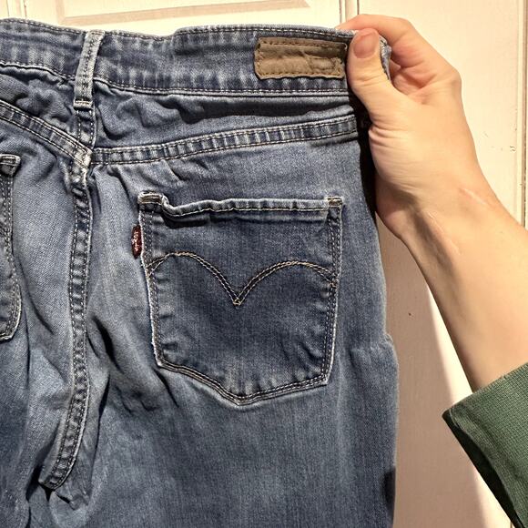 Levi’s Demi Curve Mid Rise Straight Leg Jeans Size 31x32 Medium Wash - Picture 8 of 8